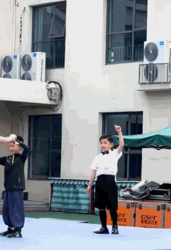 不是妈妈，胜似妈妈！江苏连云港，在一场精心准备的亲子舞蹈表演上，当别的孩子都和爸
