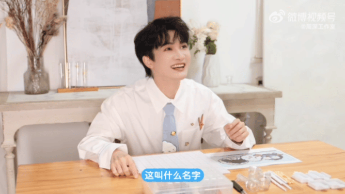 周深拼豆vlog看深深拼豆全程姨母笑，小手一动一动超专注。虽然有点手忙脚乱，但这