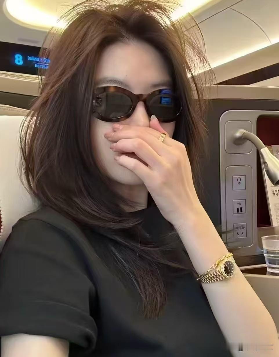 老公当着我的面转给他亲弟5万元钱。
果然钱是最解决问题的。
我让婆家弟弟给我们写