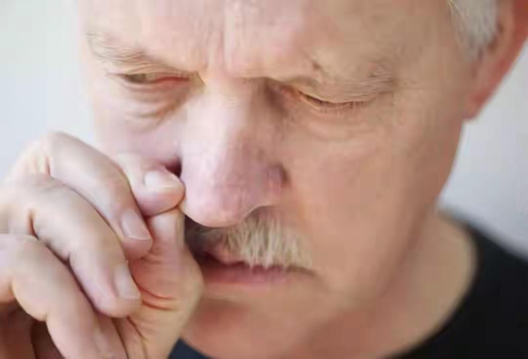 头发变白不一定是老了，太多少白头，但是，你听说过白鼻毛吗？
朋友说，40多岁就不