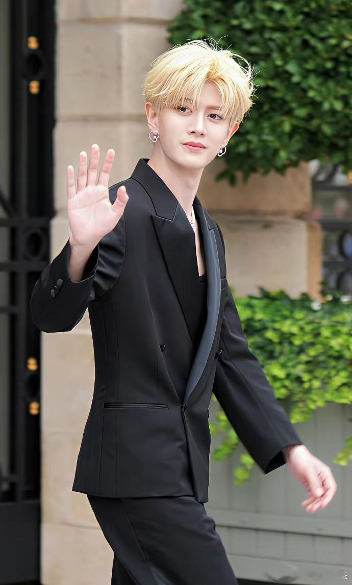 36岁的任嘉伦，染个黄毛我忍了，戴珍珠项链我也忍了，但是实在让人无法忍受的是，居