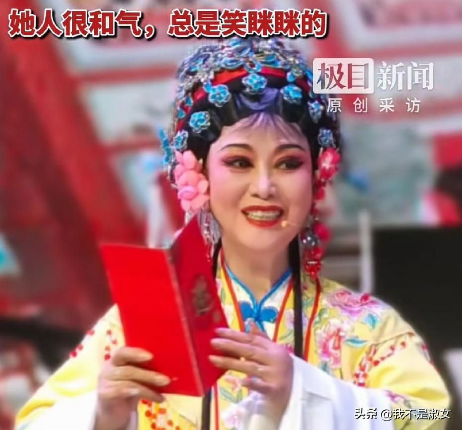 钱水明之所以59岁还跑基层，
不是因为她手头紧，
也不是因为乡下老观众点名要看她