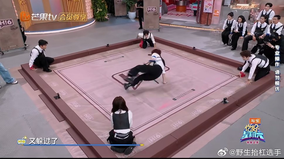 丁程鑫单手撑地这个帅躲个游戏都能帅出新高度，丁程鑫单手撑地利落又轻盈，反应快到像