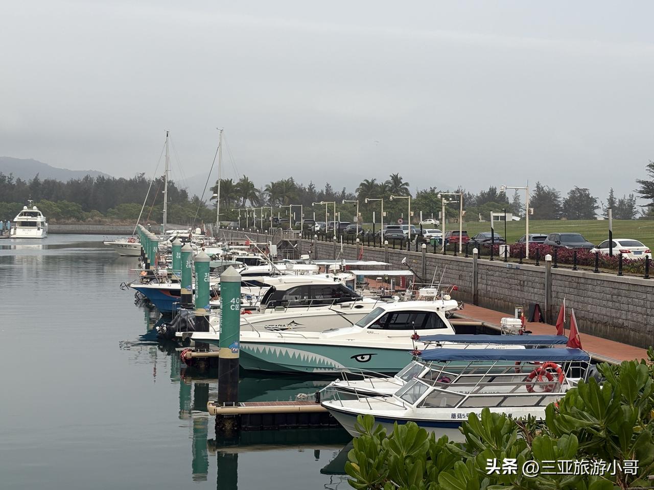 这里是万宁的石梅湾游艇码头，万宁的石梅湾游艇码头跟三亚的游艇码头有点区别，万宁的
