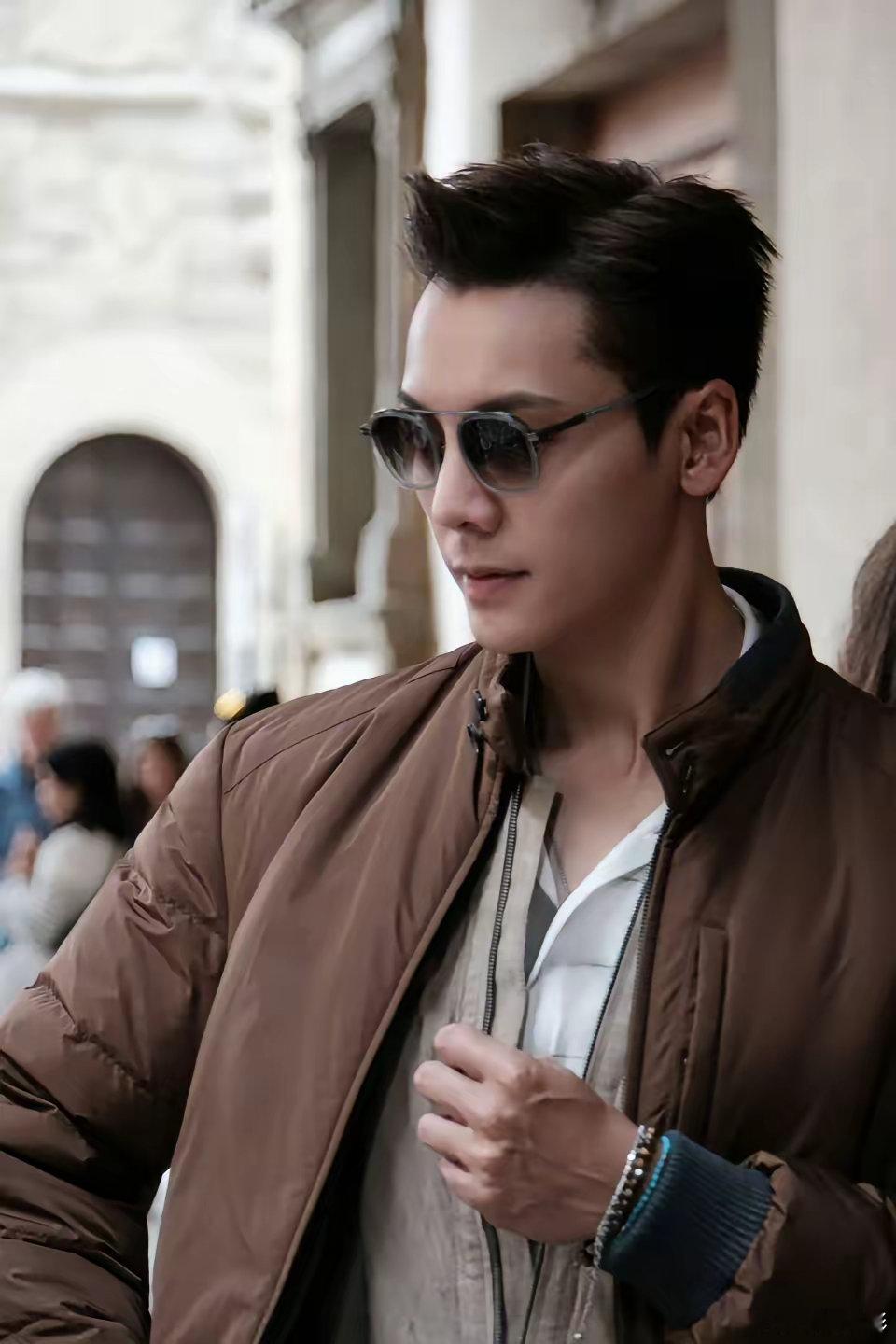 我表姐亲眼见过何穗，她说何穗根本不像传闻里的那样。以前总听人说陈伟霆何穗感情不长