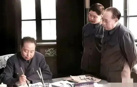 70年代，正在练习书法的华老，一张罕见的留影，照片中的他坐在办公桌前，仔细看会发