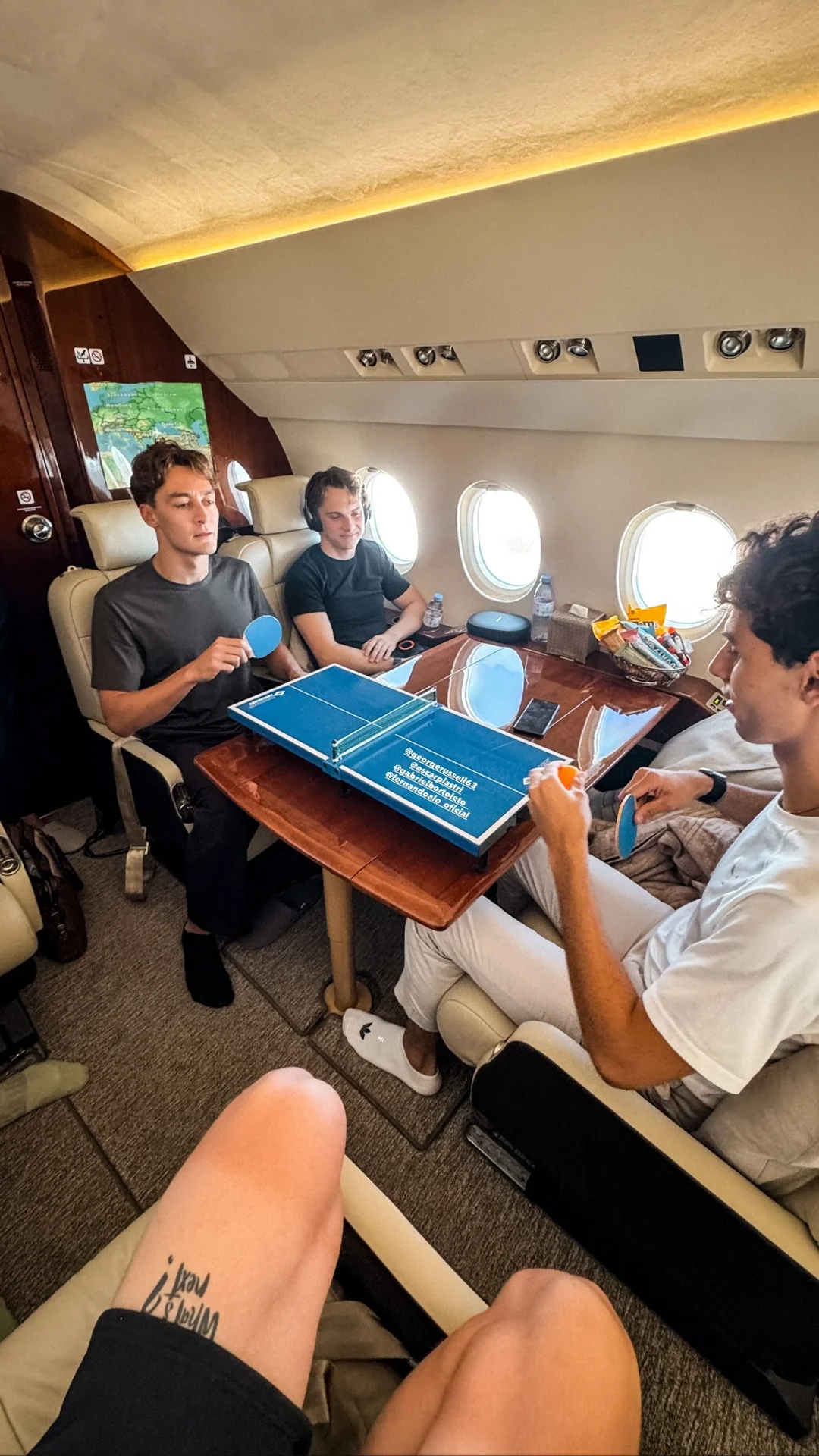 大家在私人飞机上的娱乐活动又丰富了🏓F12025F1阿塞拜疆大奖赛 ​​​