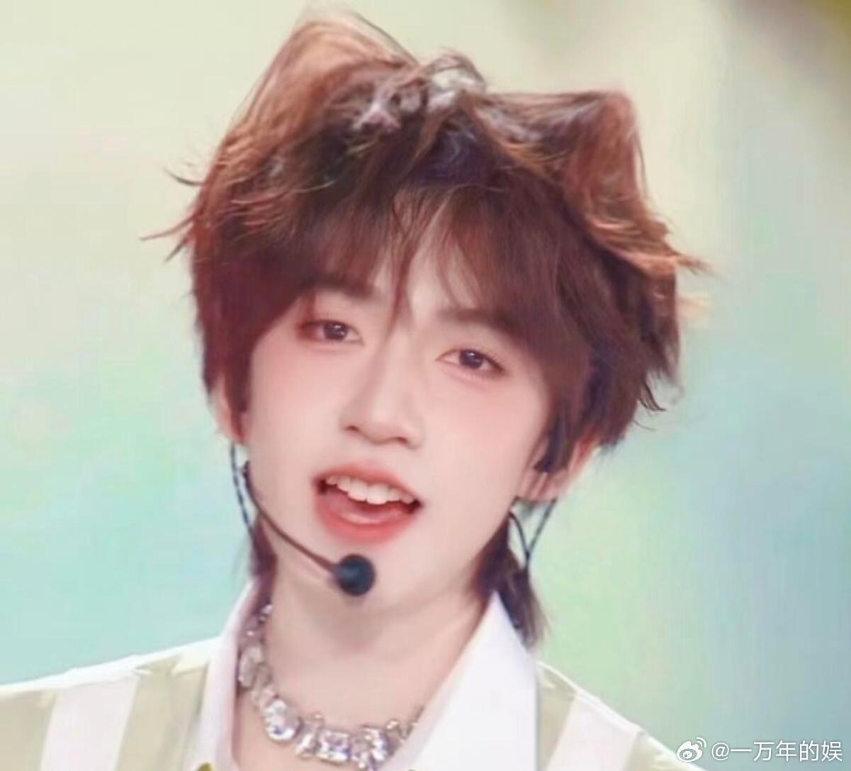 贺峻霖模仿哈哈曹拿捏精髓贺峻霖模仿哈哈曹贺峻霖藏得太深了！精准抓住哈哈曹的表演特