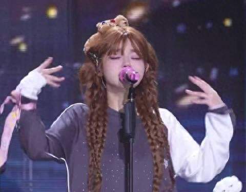 巡演绽放舞台实力，一串问号辟谣传闻，黄霄雲专心做好歌声