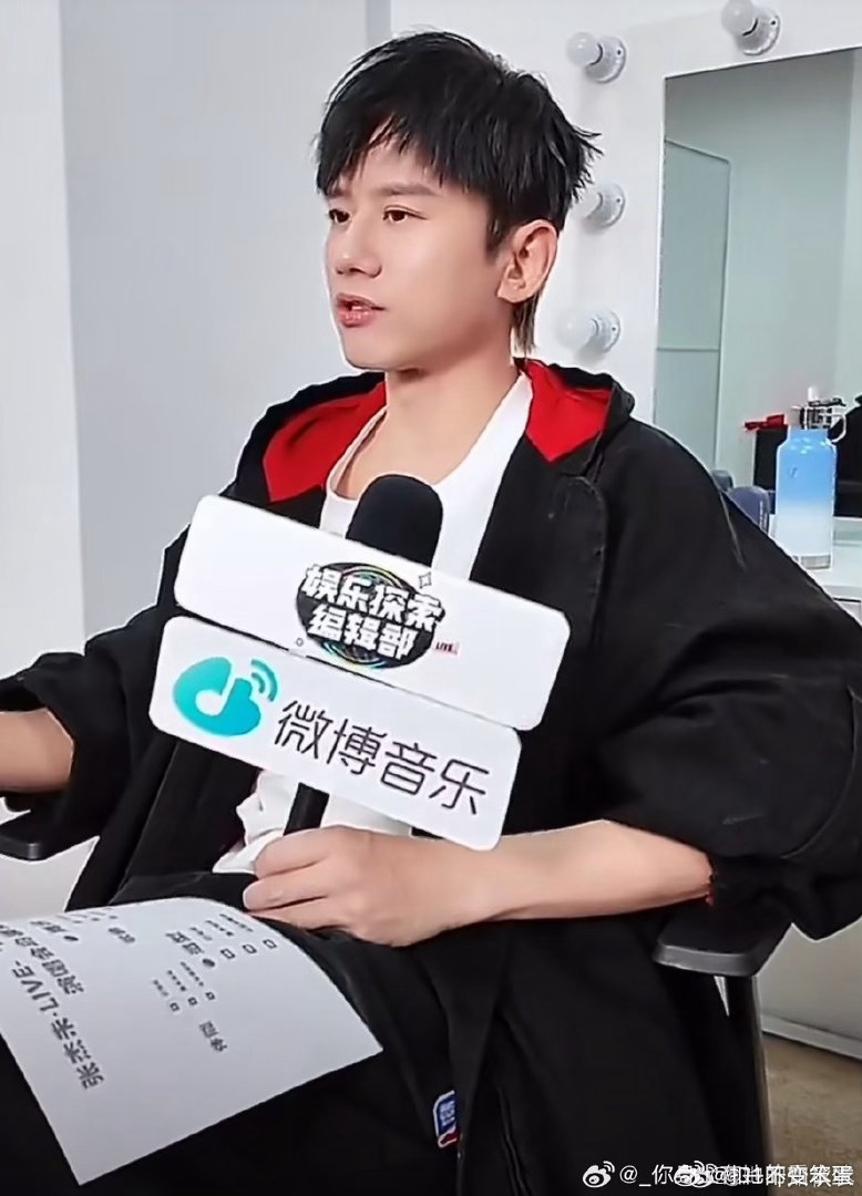 看的出来张杰很喜欢机器人了谈起机器人就笑意满满，认真研究互动细节，热爱科技的模样