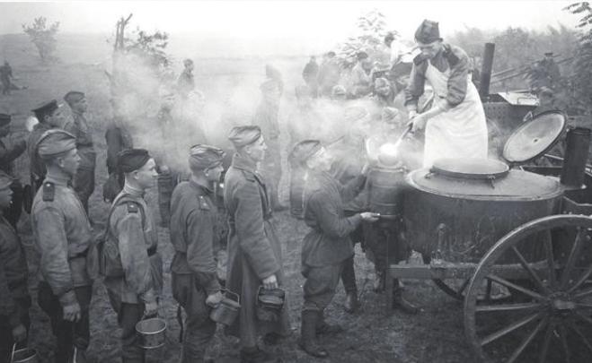 苏军唯一不受限制的食物就是酒，尤其是伏特加，一个流传甚广的故事是：一名苏军坦克兵