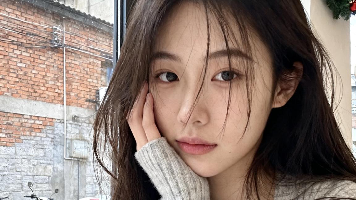 今天遇到特别无语事件。
下楼准备去拿快递，等等不对……前面地板下好像有一部手机?