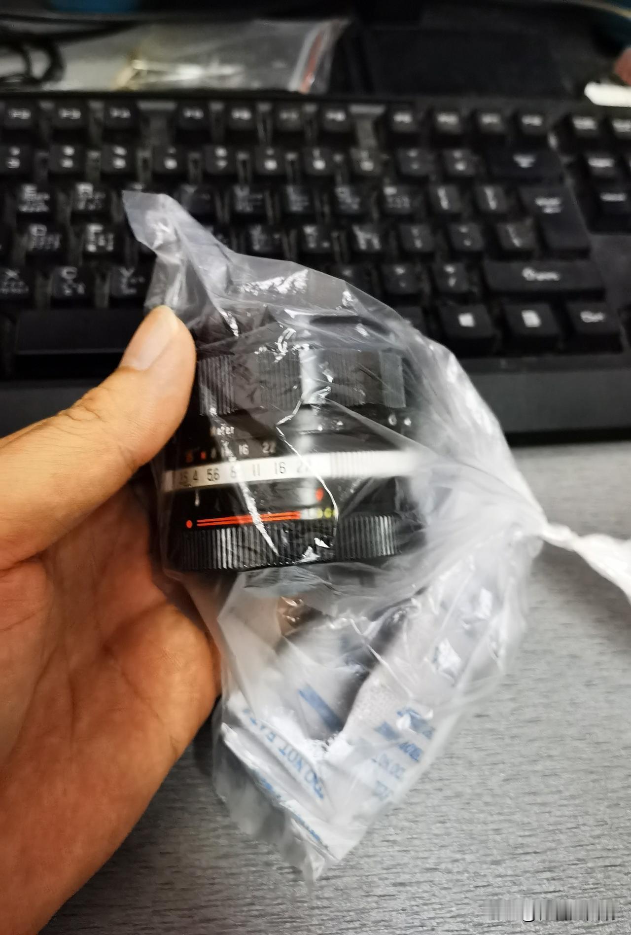 一个悲伤的故事—镜头内部起雾了。
我这个镜头太老了，是一个尼康口的古村镜头，起雾