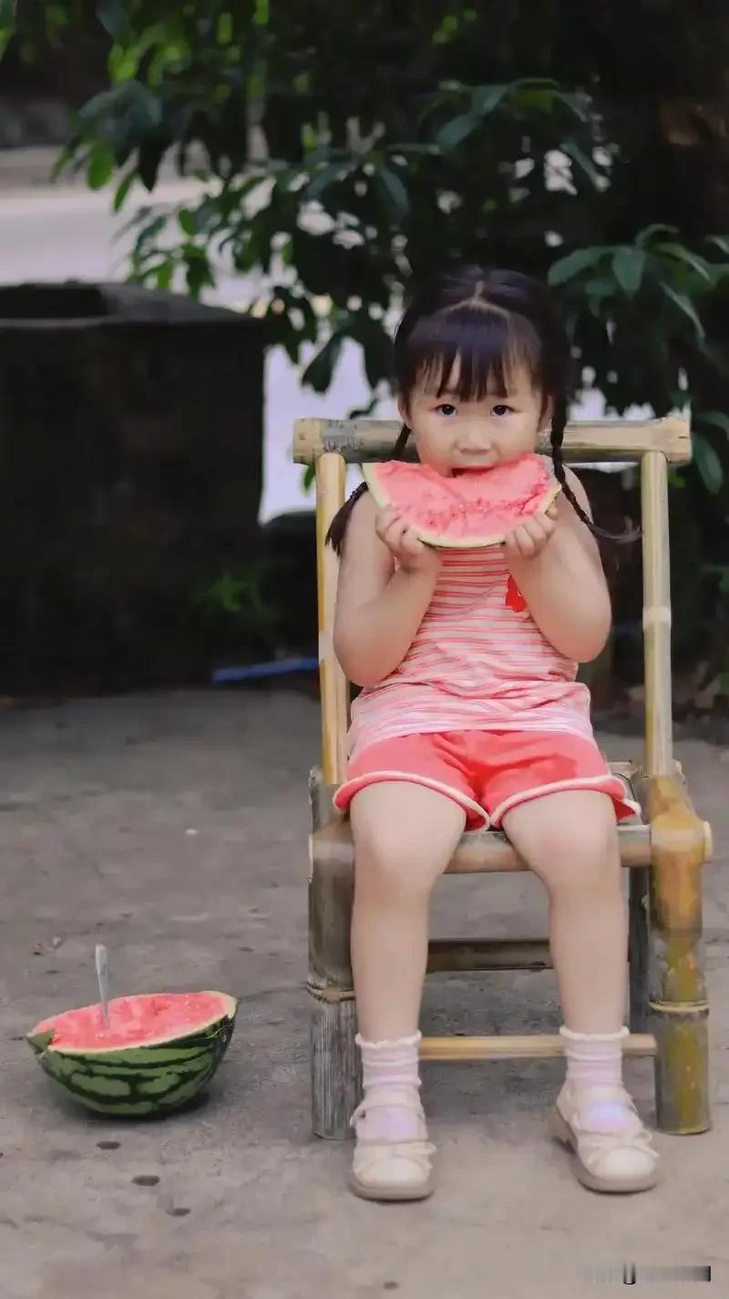 新脑子就是好使，前两天出门的路上，我问人家：“你说妈妈也去搞个直播行不行？”她头