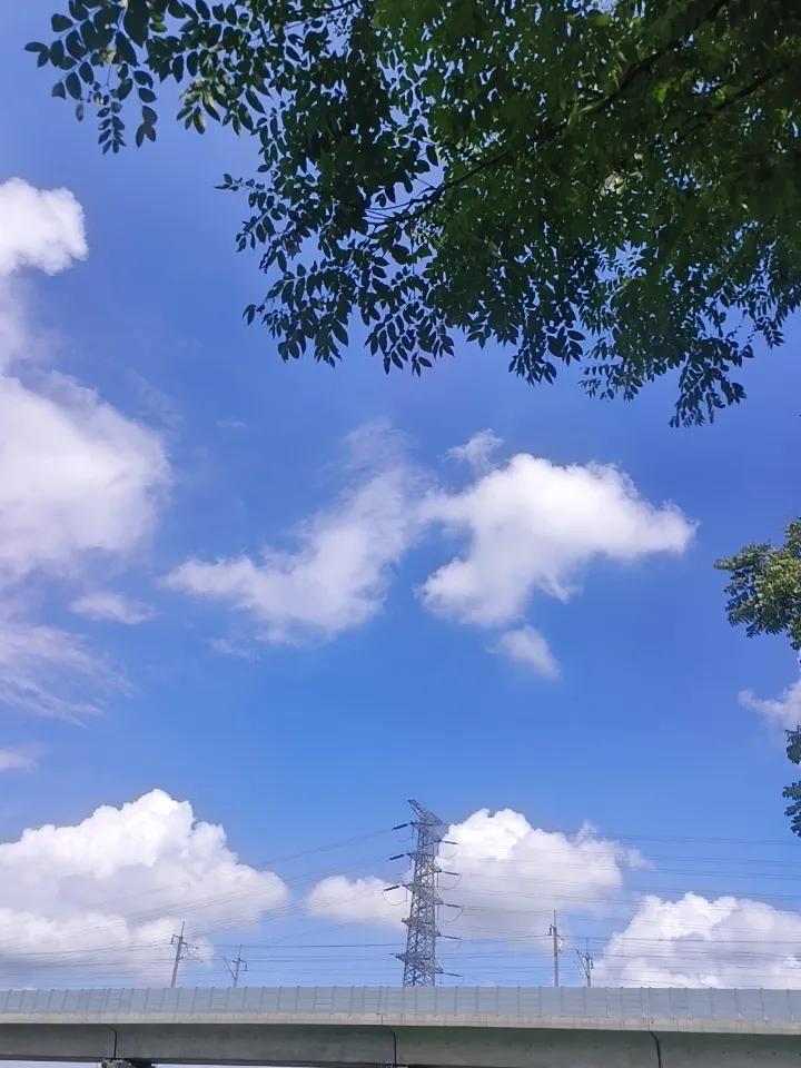 聊三个小时，不如见面三分钟，因为在手机里聊的在火热，也感受不到温度。

见面的时