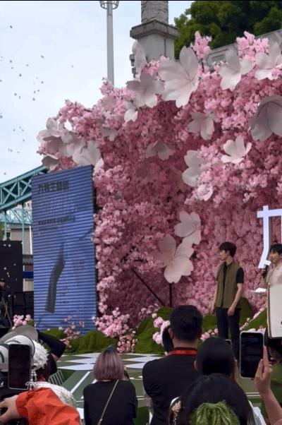 李昀锐满城泡泡花瓣雨浪漫实用主义者，泡泡机+花瓣=低成本高感动！建议申请