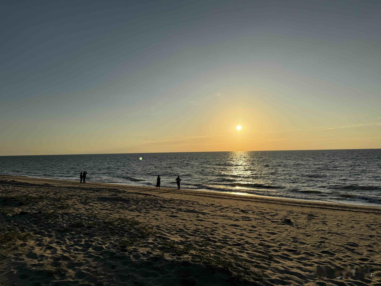 在最美落日海滩等待日落。