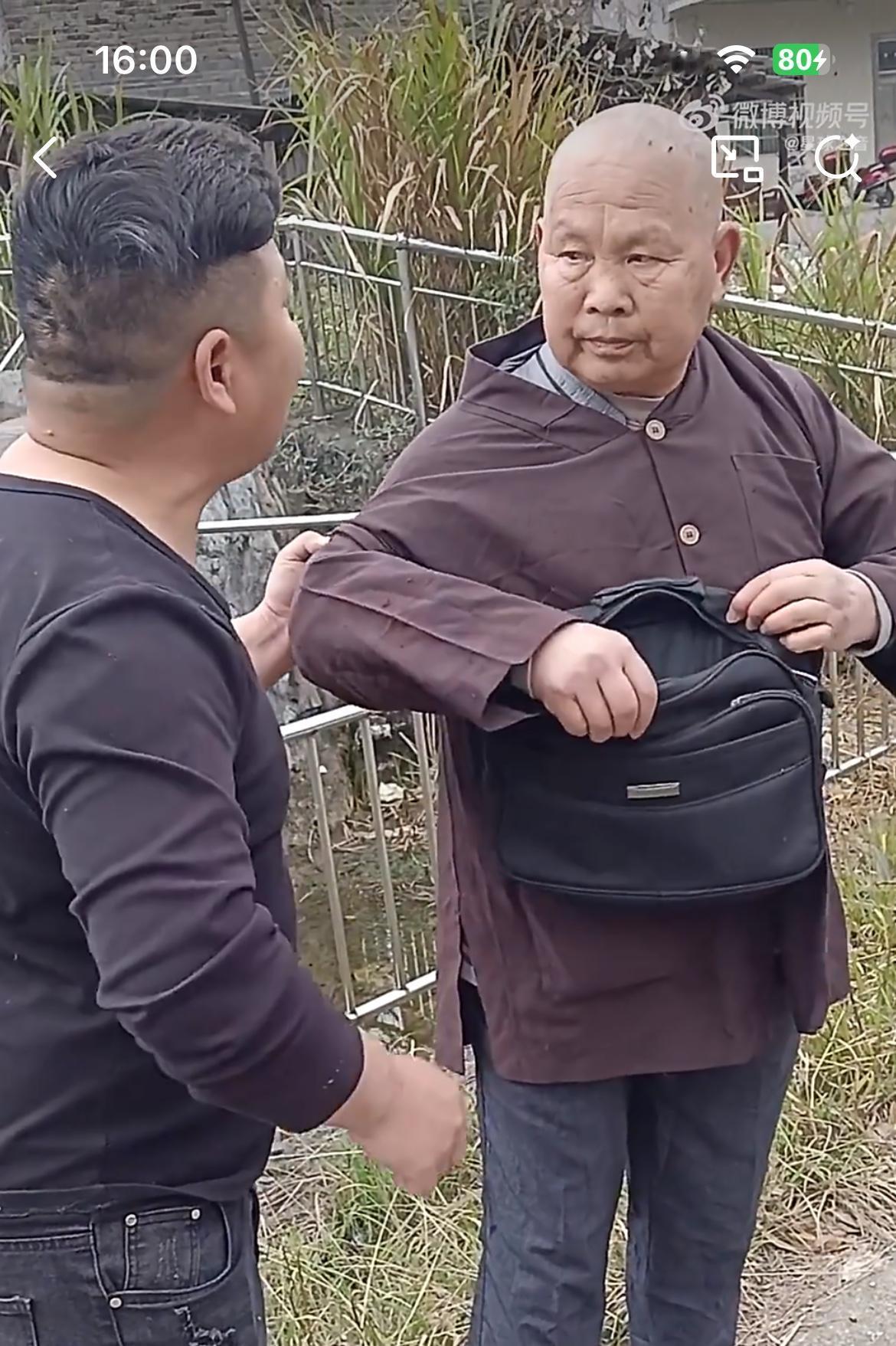 安徽网友抓到两个下乡行骗的假和尚，要把他们扭送派出所。记住一点，真和尚是不会沦落