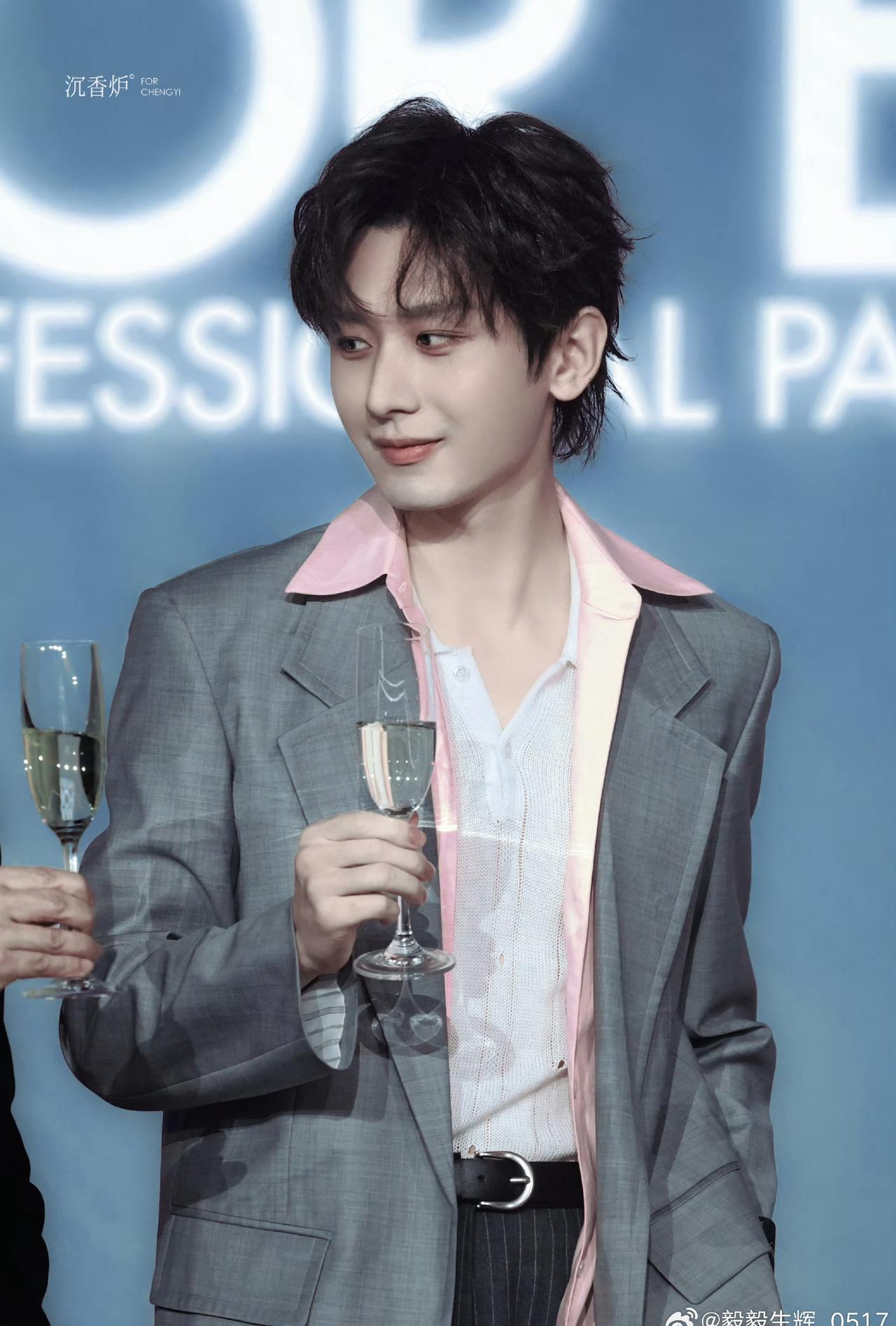 山河湖泊，四海潮生，每一寸生动都是我为你起过的波澜。@成毅