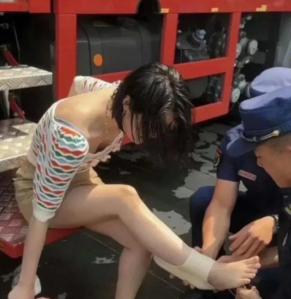 这也太尴尬了吧，这么多消防员帮她摘鞋子。 ​​​