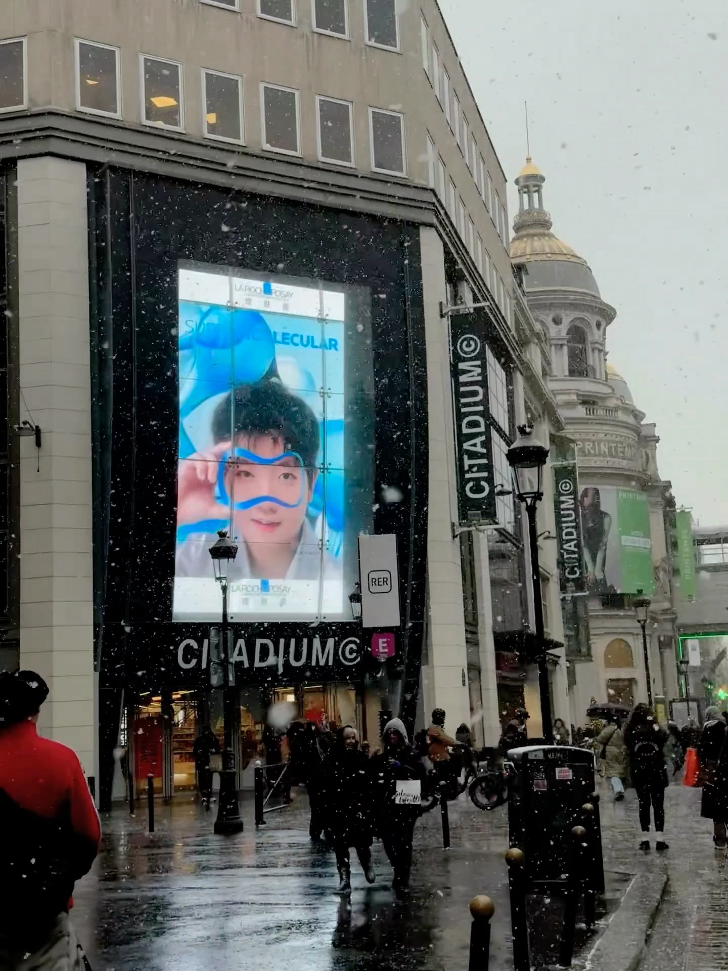 孙颖莎理肤泉品牌代言人及全球合作伙伴 巴黎街头的小莎好有氛围啊❄️ 