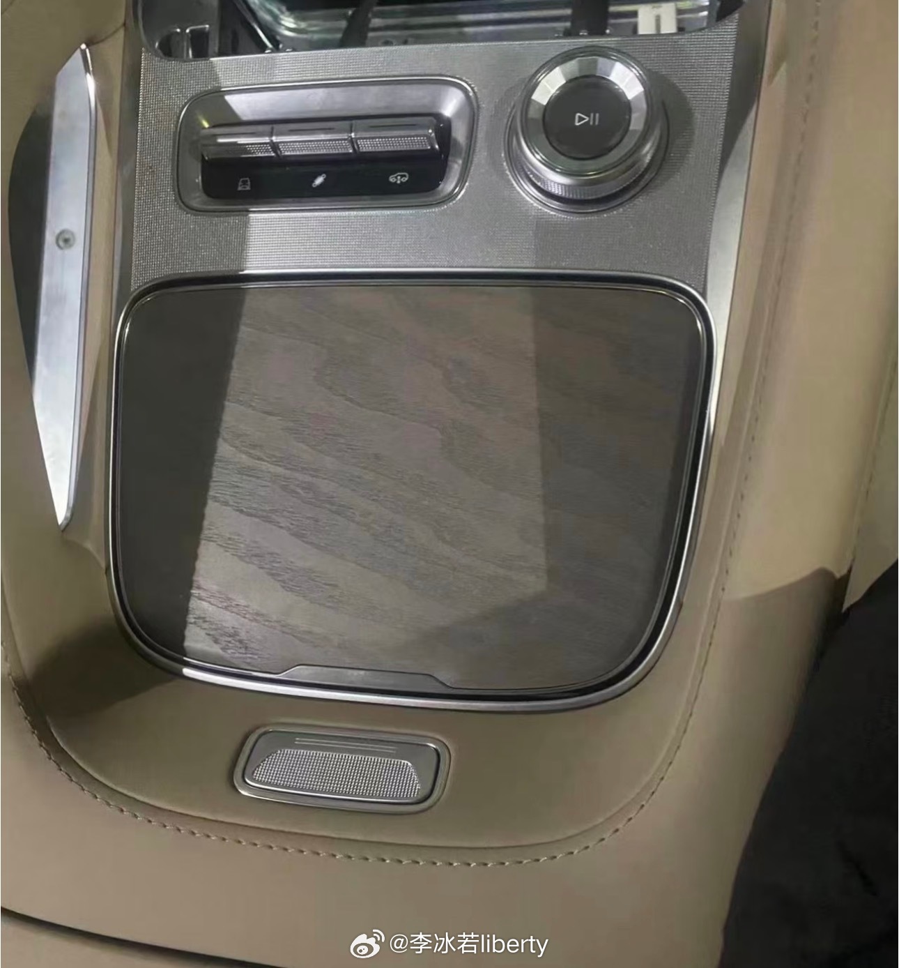瞅到个极氪8x的内饰小细节也就是前排中央把手这个部分内侧旋钮、按键、盖板以及一个