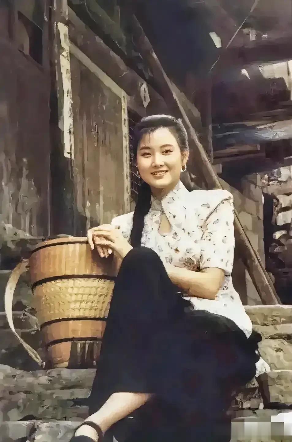 宋祖英的这张照片真的是太有味道了，像极了邻家女孩。

1990年的舞台，宋祖英以