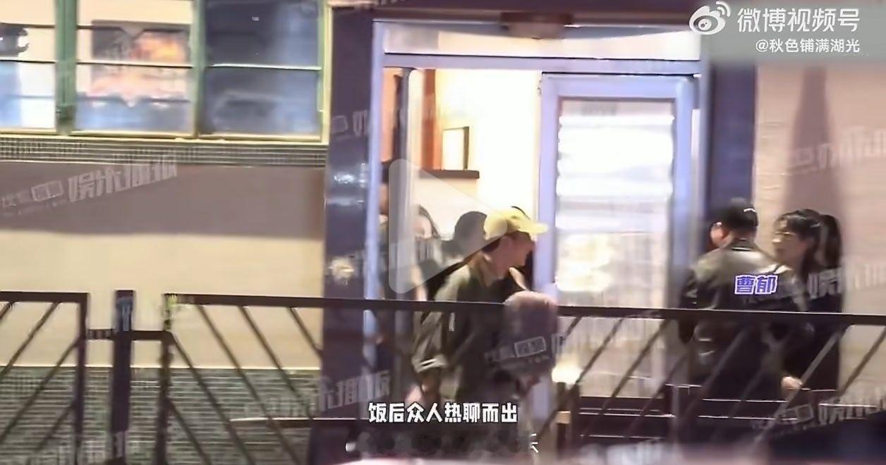 姚晨曹郁离婚后聚餐姚晨曹郁离婚后与好友聚餐   有媒体拍到姚晨、曹郁与好友深夜聚