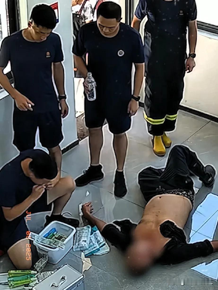 这个大哥真聪明！找消防员就对了，直接打120，可能还没这么快。

据人民日报爆料