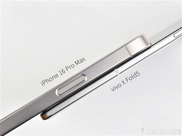 太猛了！vivo X Fold5真机折叠态厚度接近iPhone 16 Pro M
