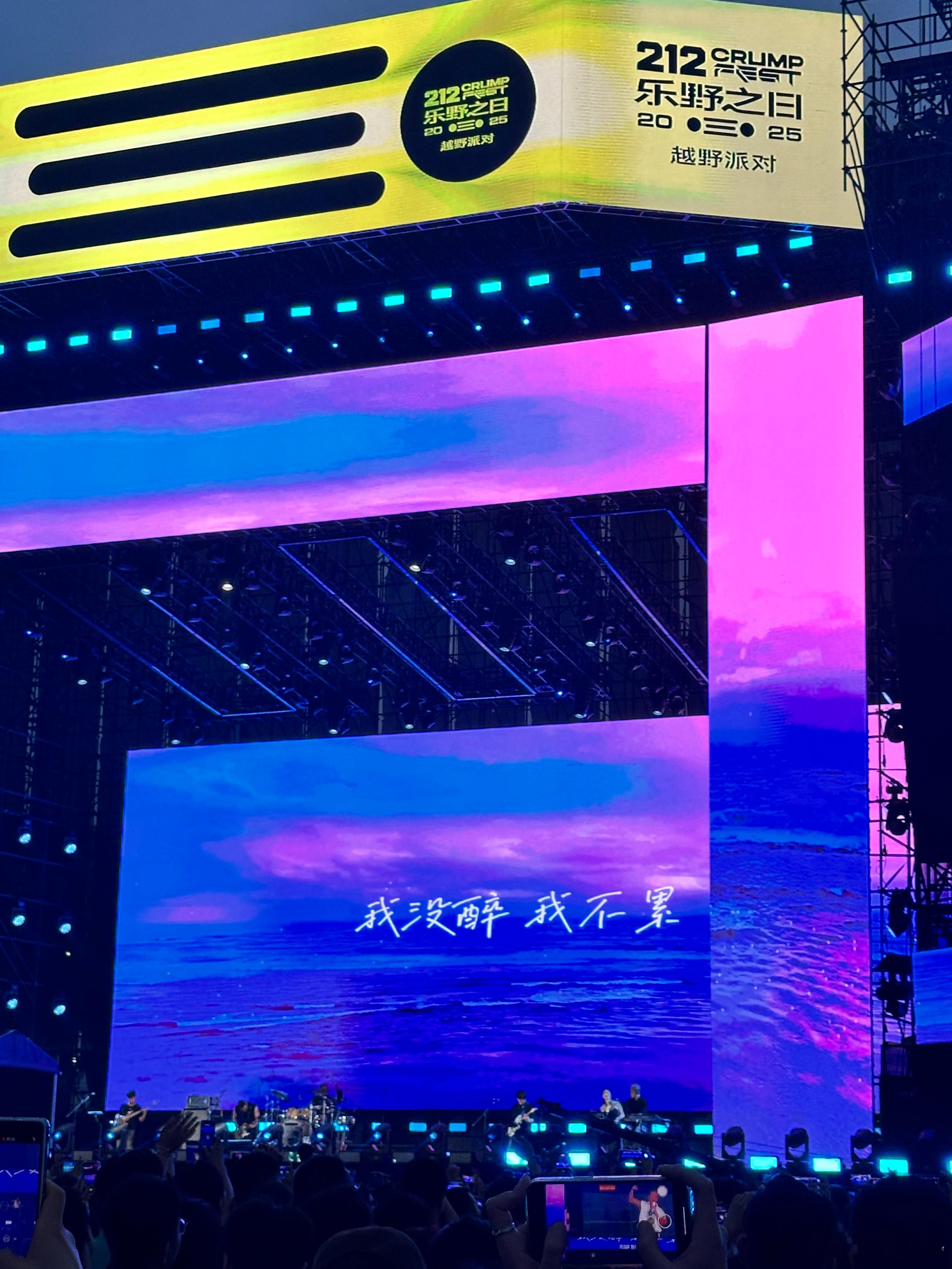吴克群一开口全班男生都会接唱 天呐！公司团建去 KTV，平时严肃的部门经理点《明