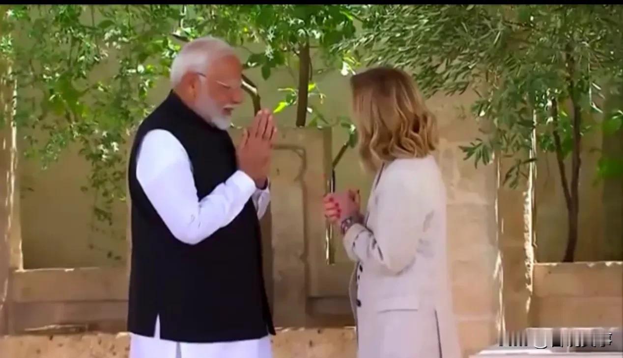 苏三看看
把大仙整怕了
全程保持距离
连手都不敢握一下
不断念着 阿弥陀佛 阿弥