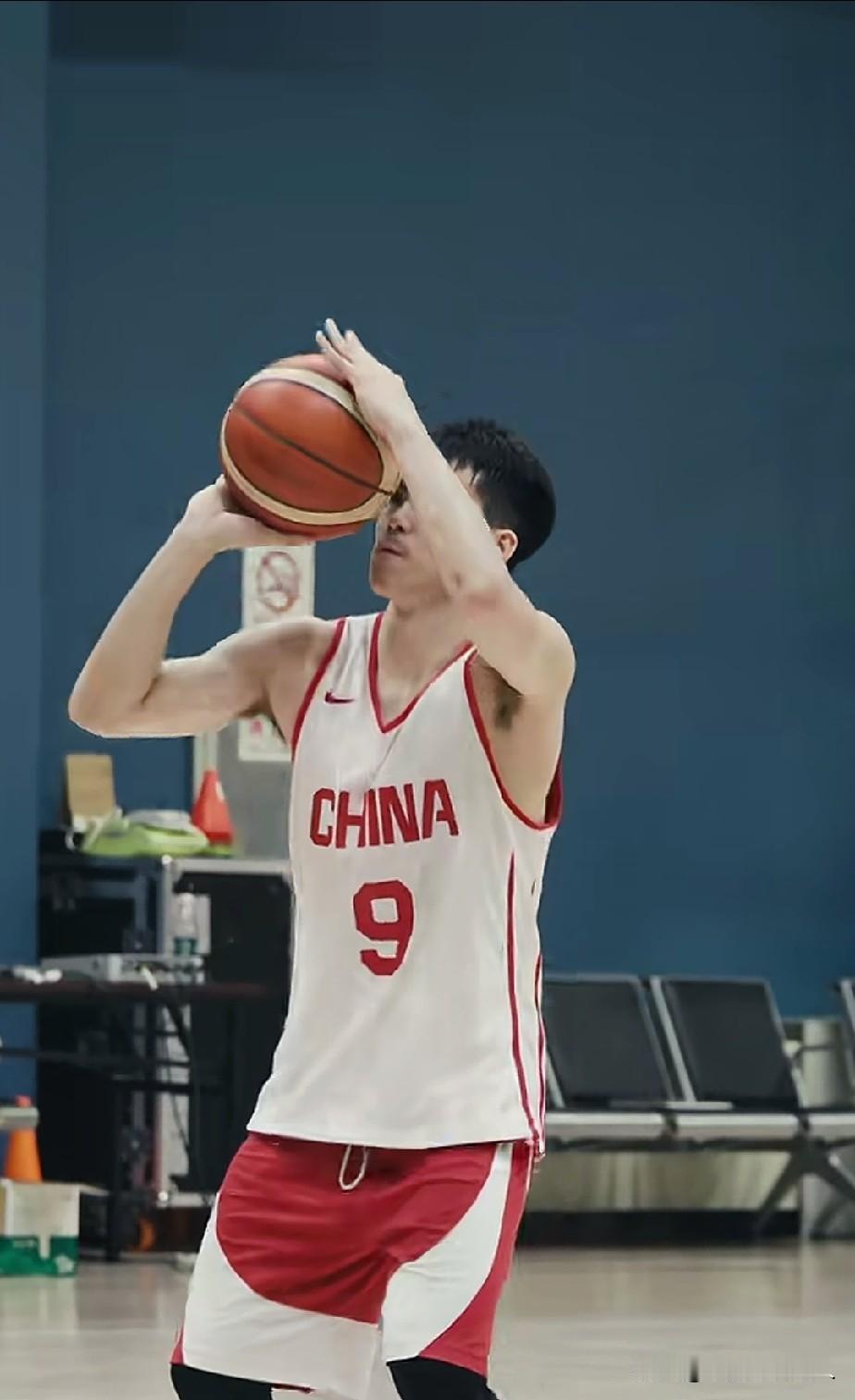 郭士强后卫线留人没看懂，裁掉赵维伦草率了！目前中国男篮缺少组织型后卫，更缺少能和