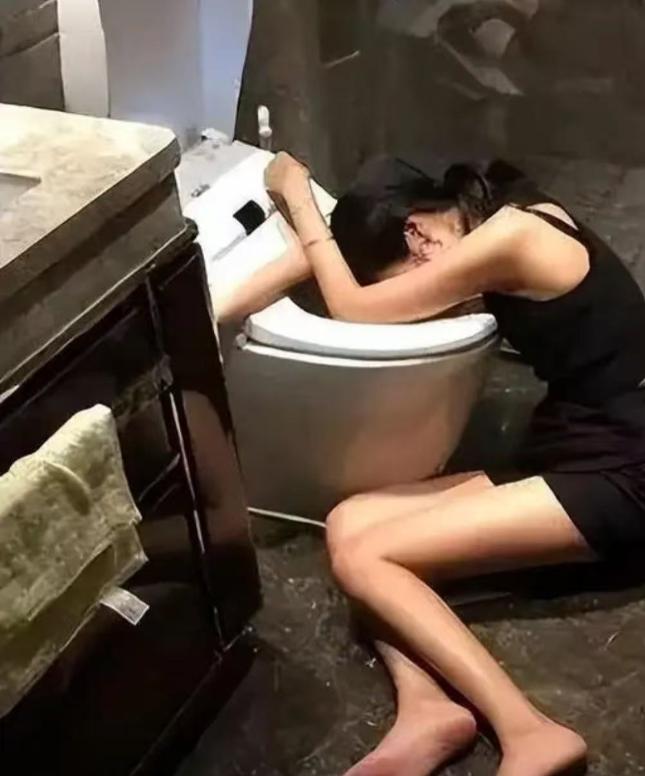 2013 年，四川，男子在 KTV 喝酒，看陪酒女漂亮，心生色胆，强行将她拽到厕