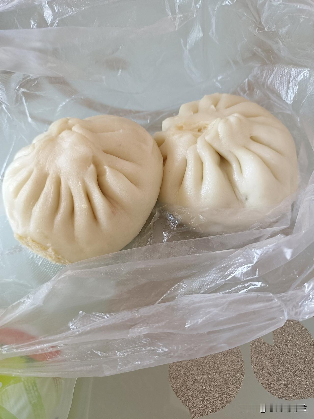今天中午没做饭，上午到市里开中药，今天中午就在市里吃饭。

老妈不吃中药以后，我