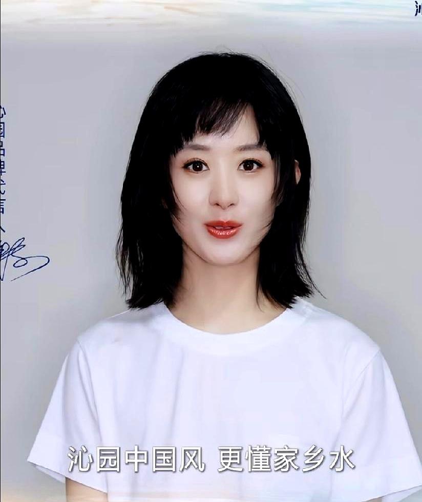 赵丽颖发布了新动态，这蓬松的齐刘海短发挺亮眼。
 

她穿着简单的白T恤出镜。头