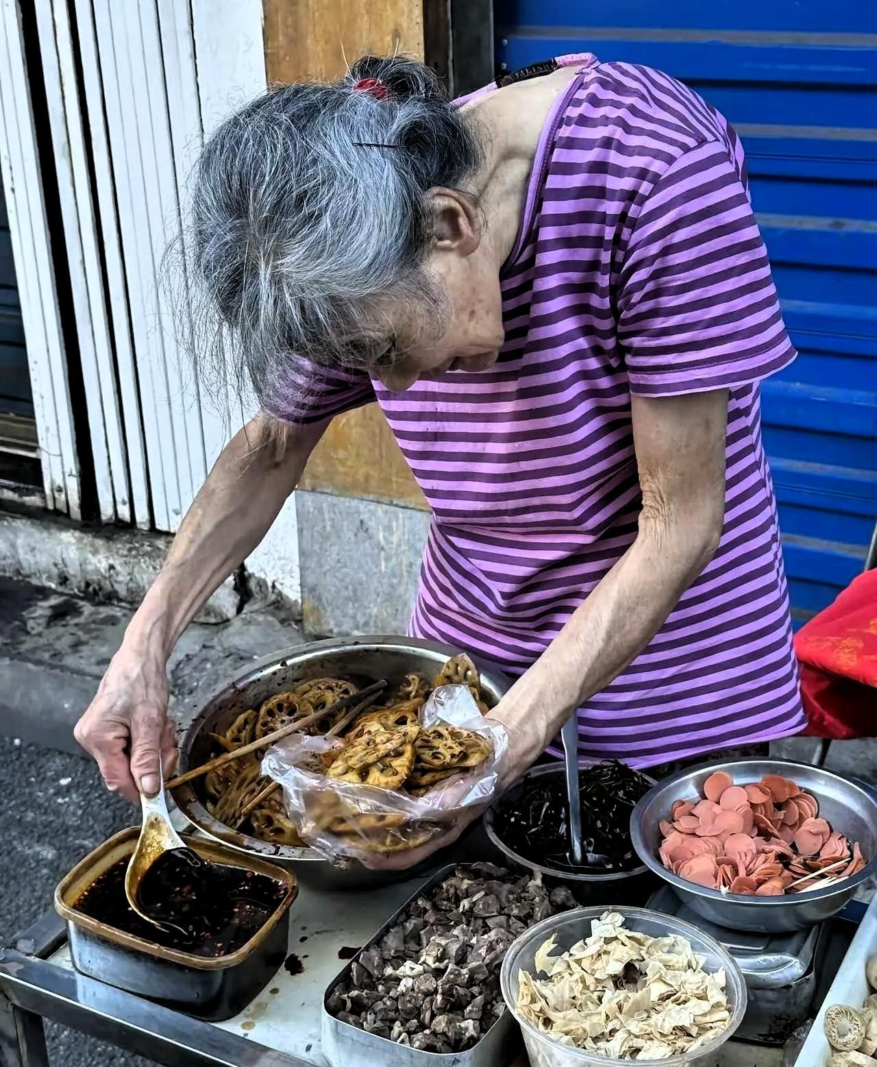 南昌“一毛钱奶奶”被骂了。
藕片一小点，二十九块。有人蹲在南昌街头拍了段视频，说