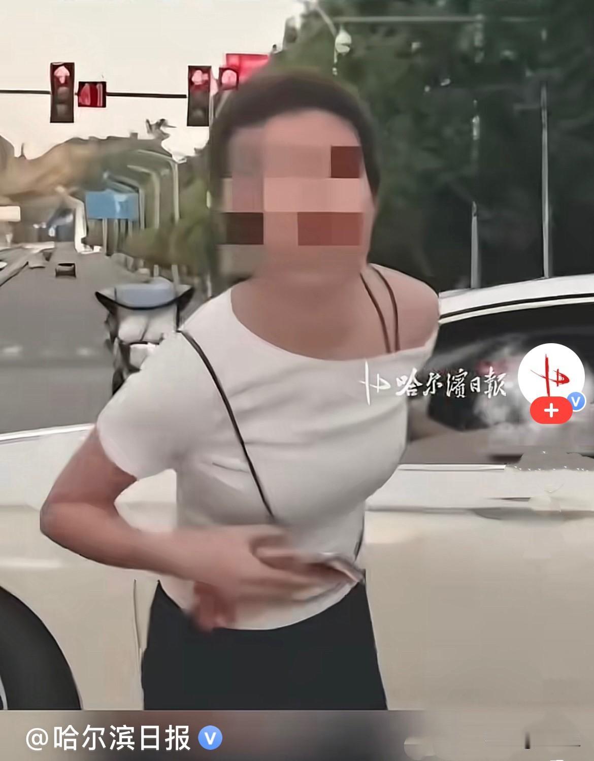 近日重庆街头，路上车来车往、车流有序排队通行，大家都规规矩矩耐心等候，偏偏有一名