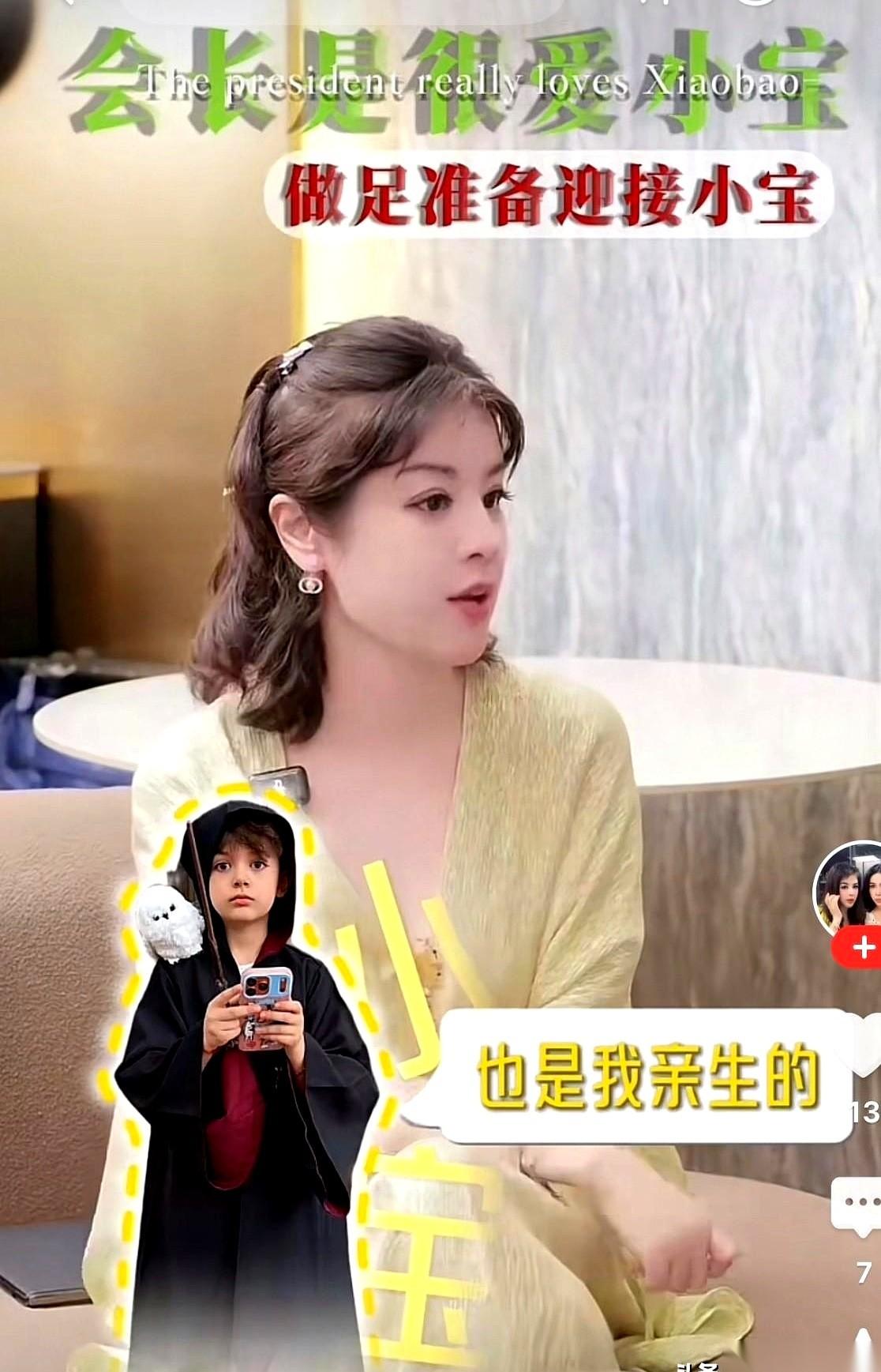 在于文红的直播镜头里，她总是要把“小宝也是我亲生的”这句话反复嚼碎了，再吐给所有