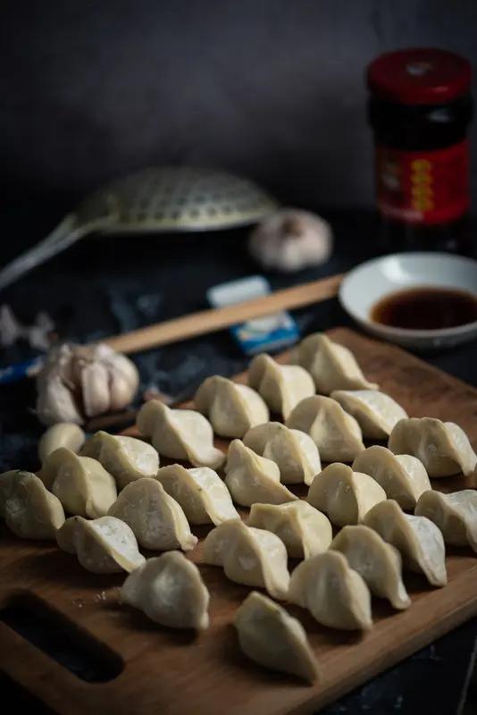 在武汉，“水饺”往往指的是馄饨；而“北方饺子”才指，真正的饺子。所以，在武汉想吃