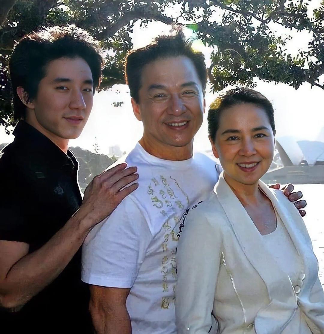 成龙和林风娇好有夫妻相林凤娇从出道就养活一大家子，很辛苦，嫁给成龙就轻松多了，成