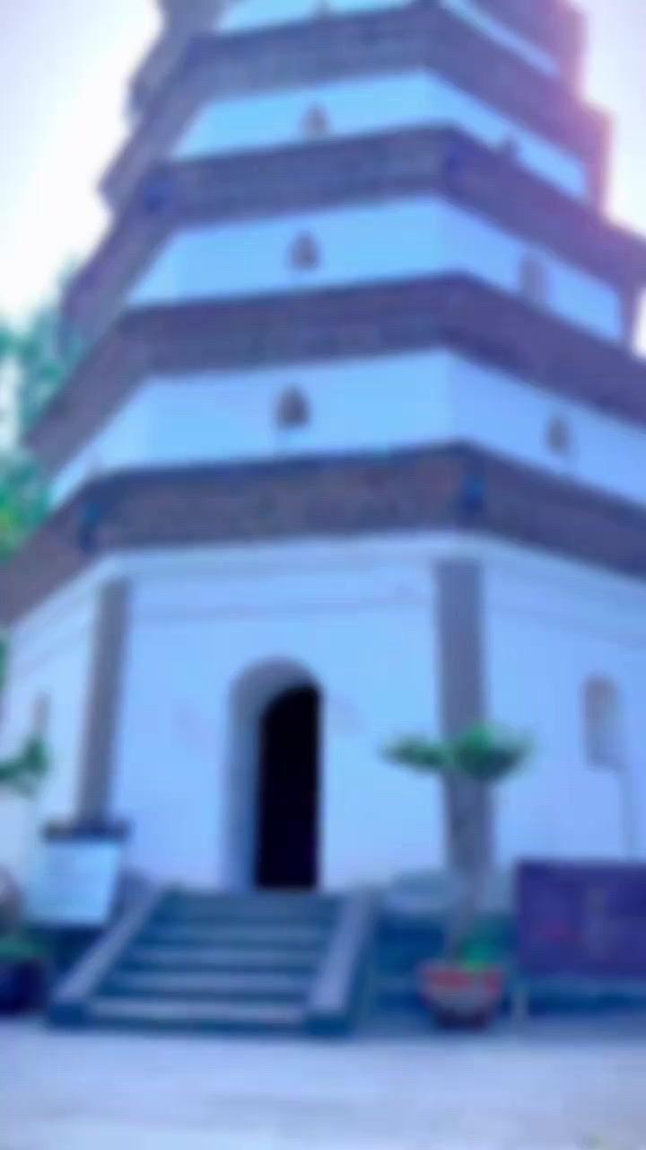 坐落于城东嘉陵江对岸的白塔山顶，是阆中古城标志性建筑。
它建于明代末期，是融合密