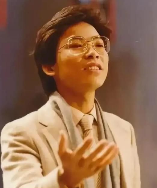香港电子表厂的一名普通男工张明敏，曾怀揣一腔热血闯荡乐坛，却接连遭到冷遇。正当他
