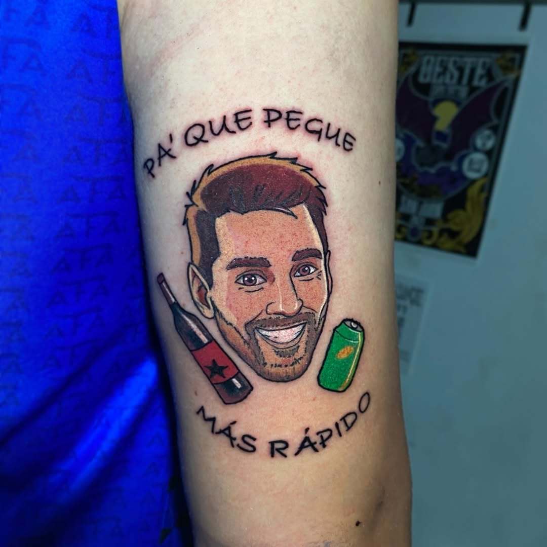 一名球迷将梅西+红酒+雪碧纹上身了，甚至还配文“为了能更容易上头！”梅西梅西