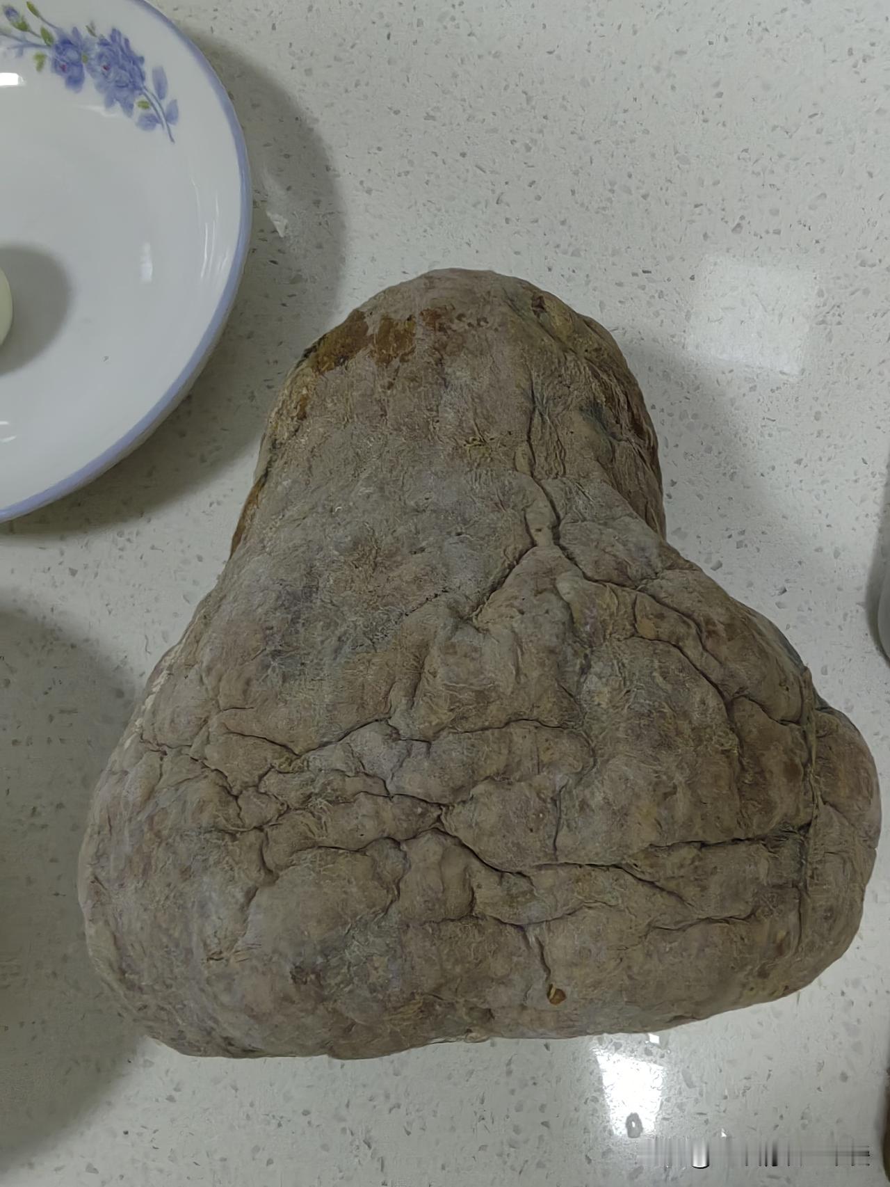 这般其貌不扬的南瓜，竟摇身化作了美食！
前几日，同事送了我一个他家自种的南瓜。