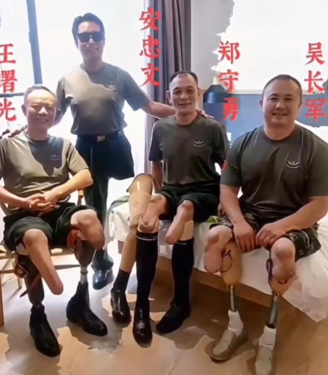 照片里的四个残疾人，是越战老兵。镜头前，他们笑容灿烂，就像寻常老友聚会时一样松弛