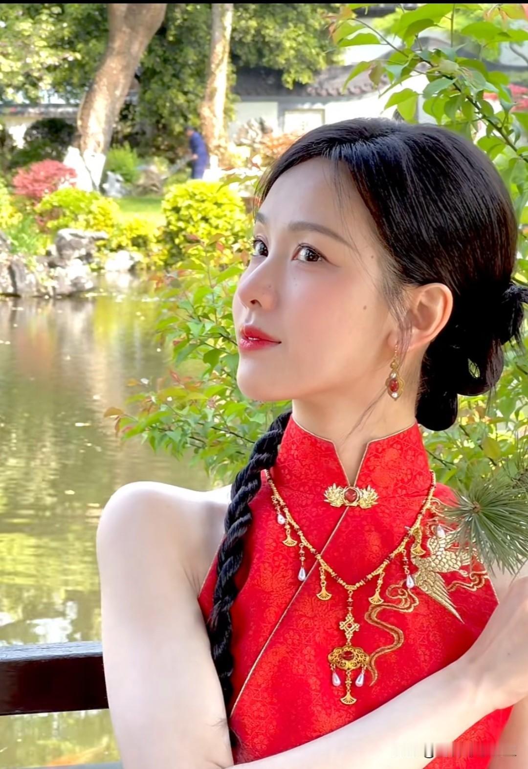 陈都灵演绎新中式简绝配，气质与风格浑然天成！ [赞][赞][赞]