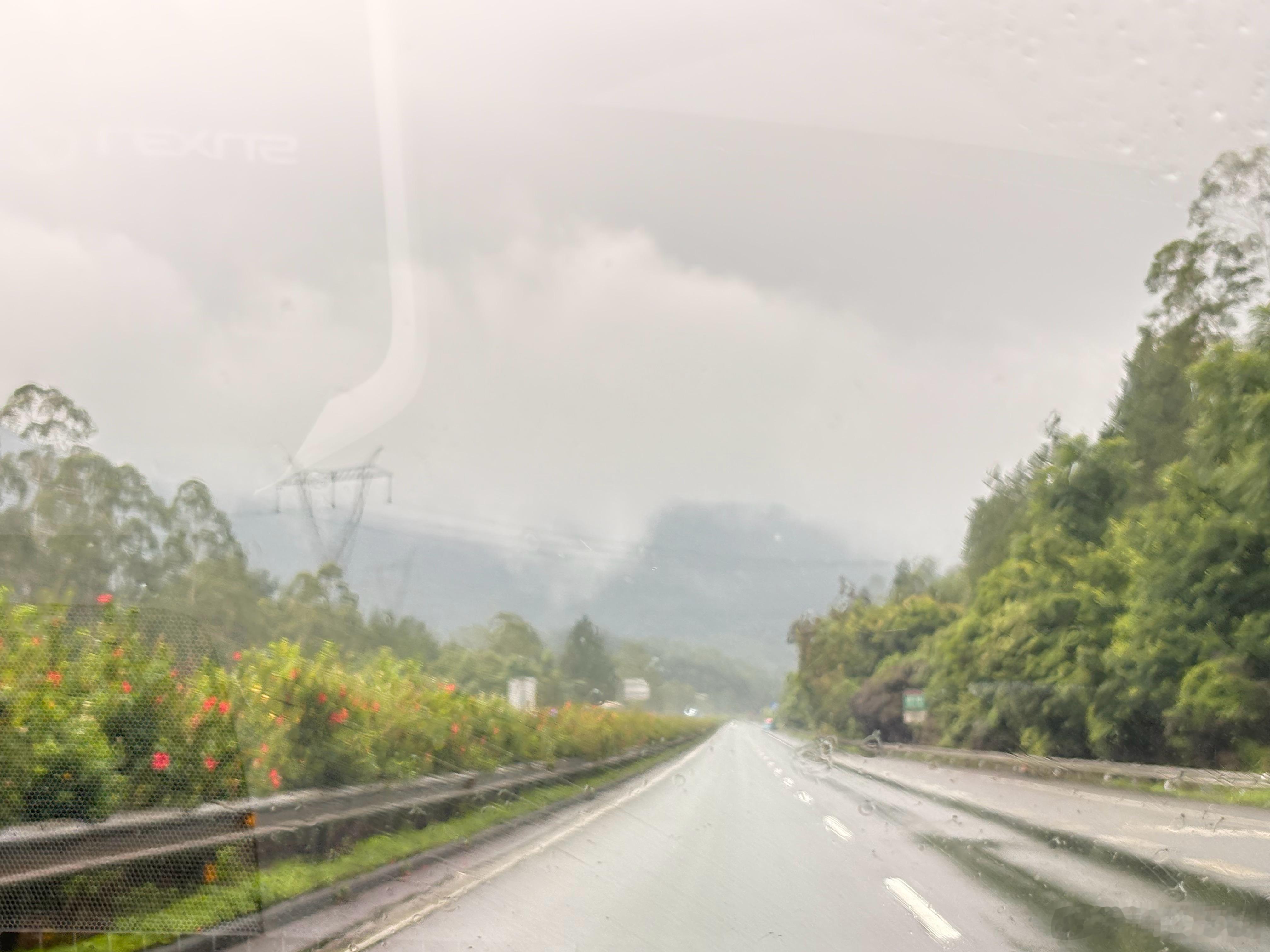 到处都在下雨，七点多出发，一路都在下雨，时大时小，好在路上车不多。深圳天气下雨天