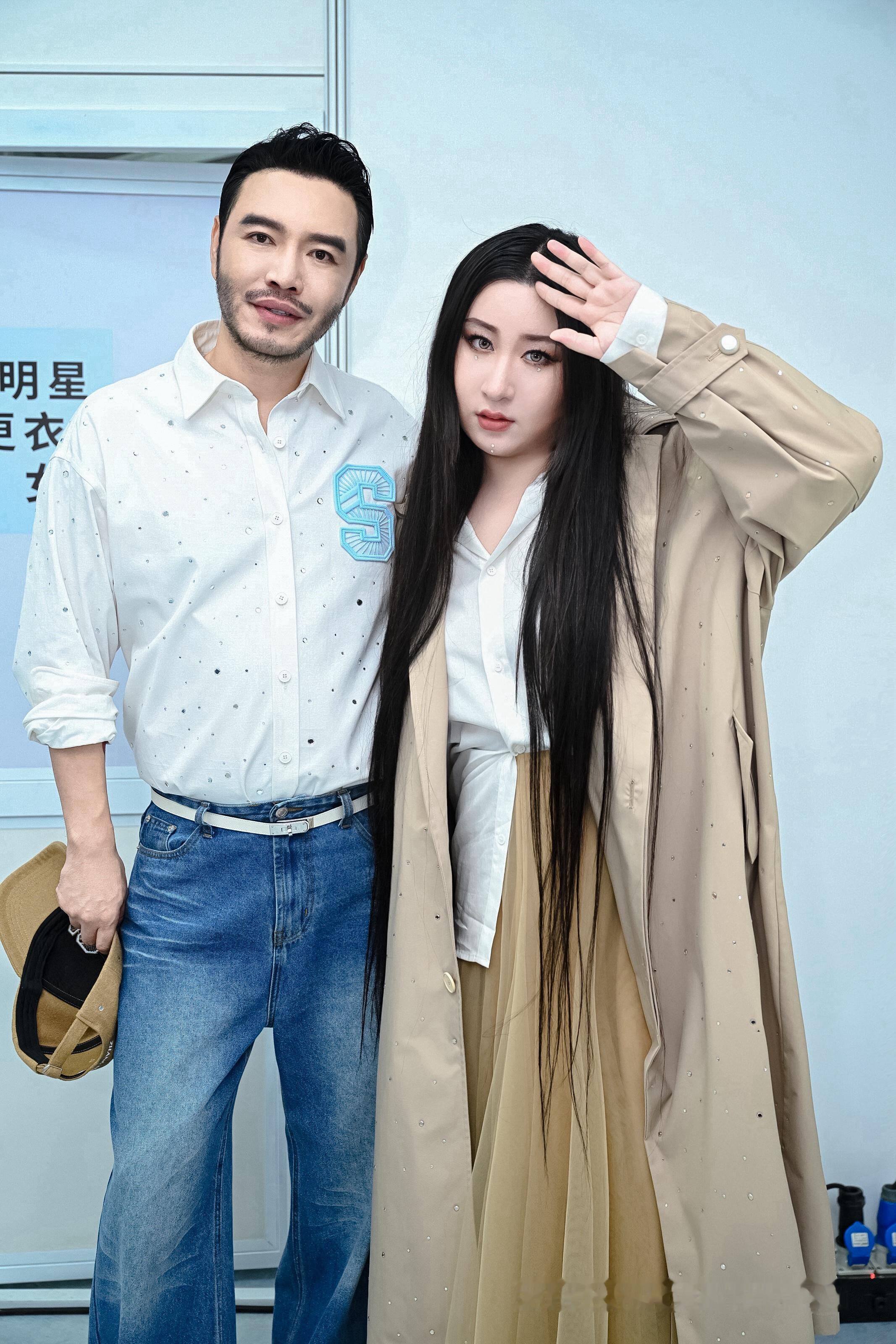 #锤娜丽莎三伏天穿风衣##锤娜丽莎首次走秀# 锤娜丽莎在三伏天勇敢挑战风衣造型，