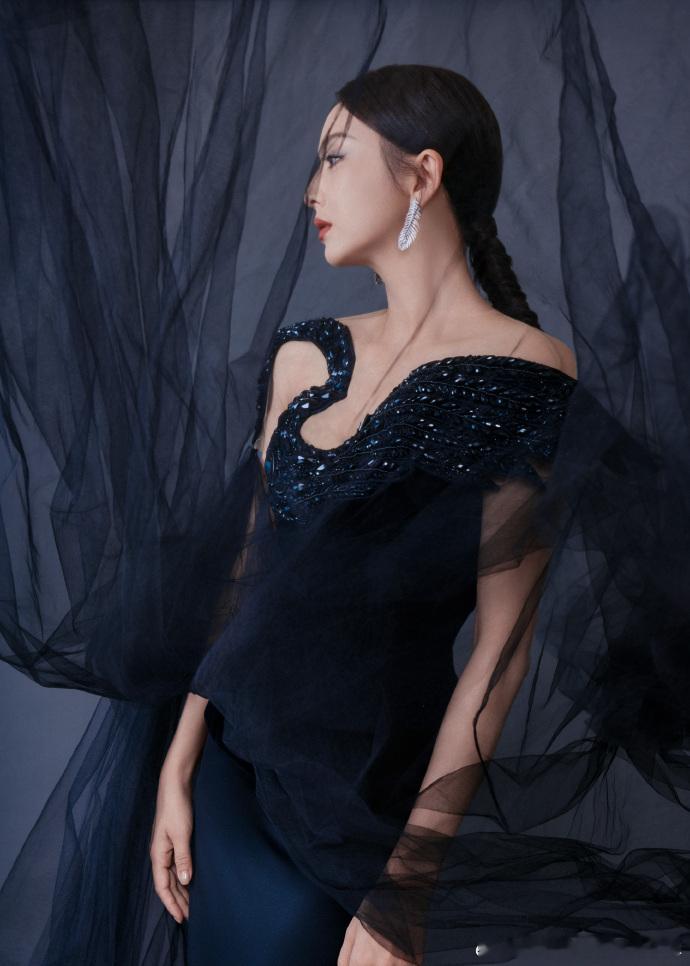 #佟丽娅黑天鹅纱裙##佟丽娅黑天鹅鱼尾裙造型#佟丽娅的黑天鹅造型，犹如一朵盛开的